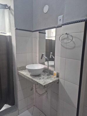 Kamar Single Ekonomi | Kamar mandi | Shower, handuk, sabun, dan sampo