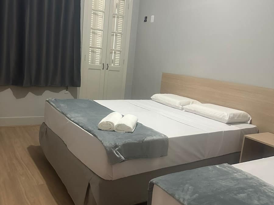 Quarto standard | Espaço de trabalho para notebook, Wi-Fi de cortesia, roupa de cama