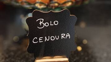 Café da manhã com buffet grátis todos os dias