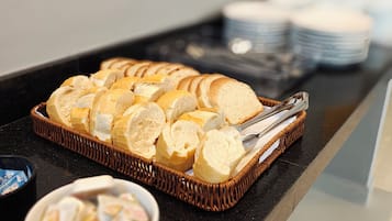 Café da manhã com buffet grátis todos os dias