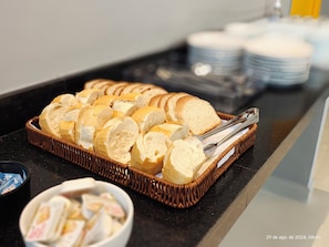 Free daily buffet breakfast - Unity Hotel - Santos (Santos)