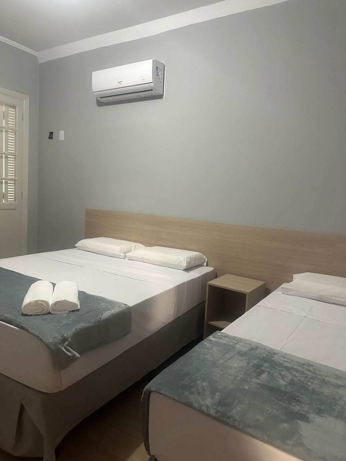 Quarto standard | Espaço de trabalho para notebook, Wi-Fi de cortesia, roupa de cama
