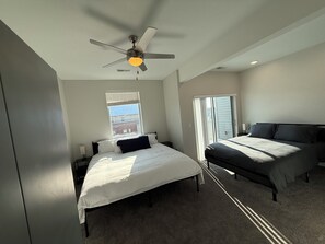 Tabla de planchar con plancha, wifi y ropa de cama 