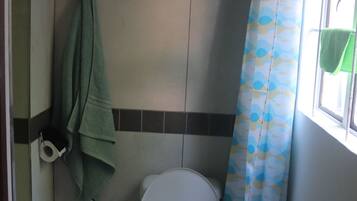 Chuveiro, secador de cabelo, toalhas de banho, sabonete