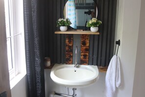 Chuveiro, secador de cabelo, toalhas de banho, sabonete