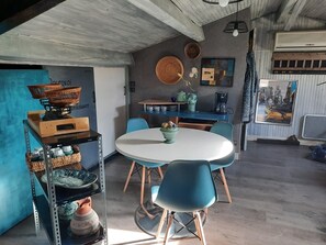 Dining - Apartment 'Suite Marie Avec Climatisation' with Shared Pool, Wi-Fi and Air Conditioning (Mejanne les Alès)