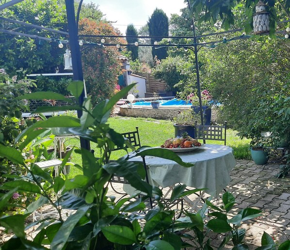 Outdoor dining - Apartment 'Suite Marie Avec Climatisation' with Shared Pool, Wi-Fi and Air Conditioning (Mejanne les Alès)