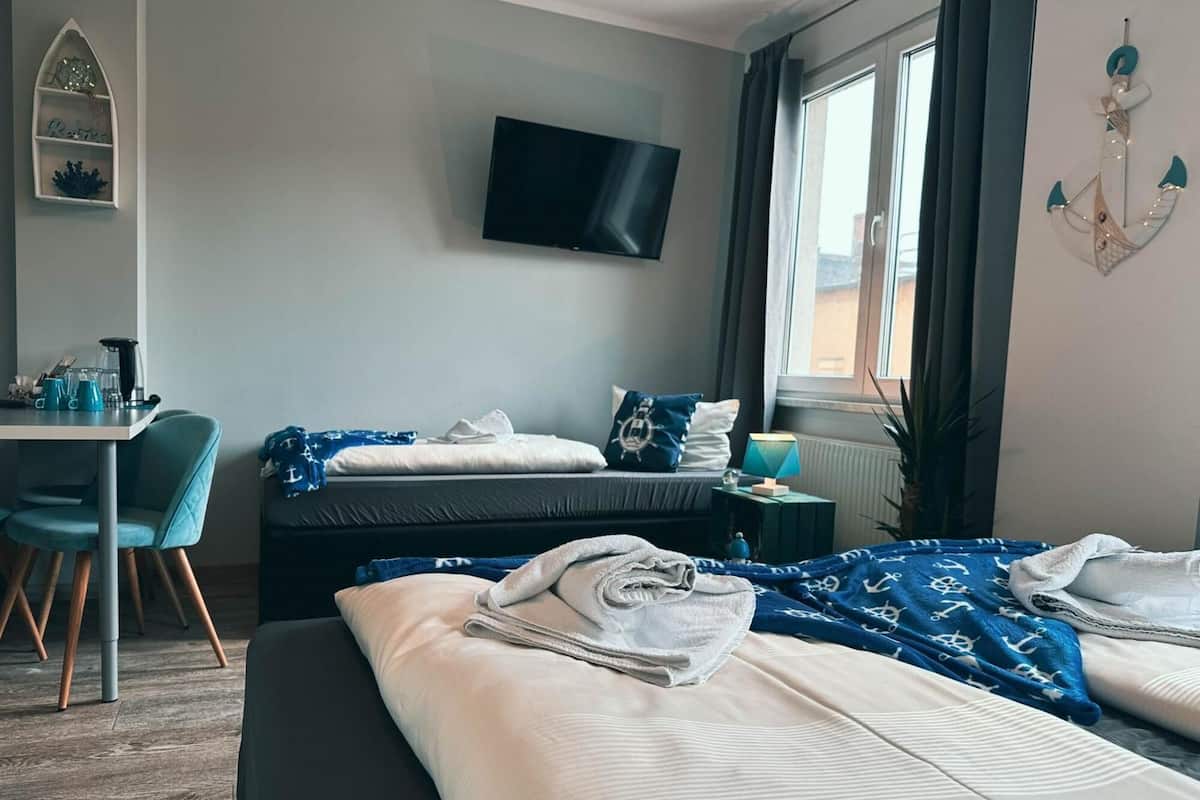 Firemannsrom – comfort, bakgårdsutsikt | Skrivebord og wi-fi (inkludert)