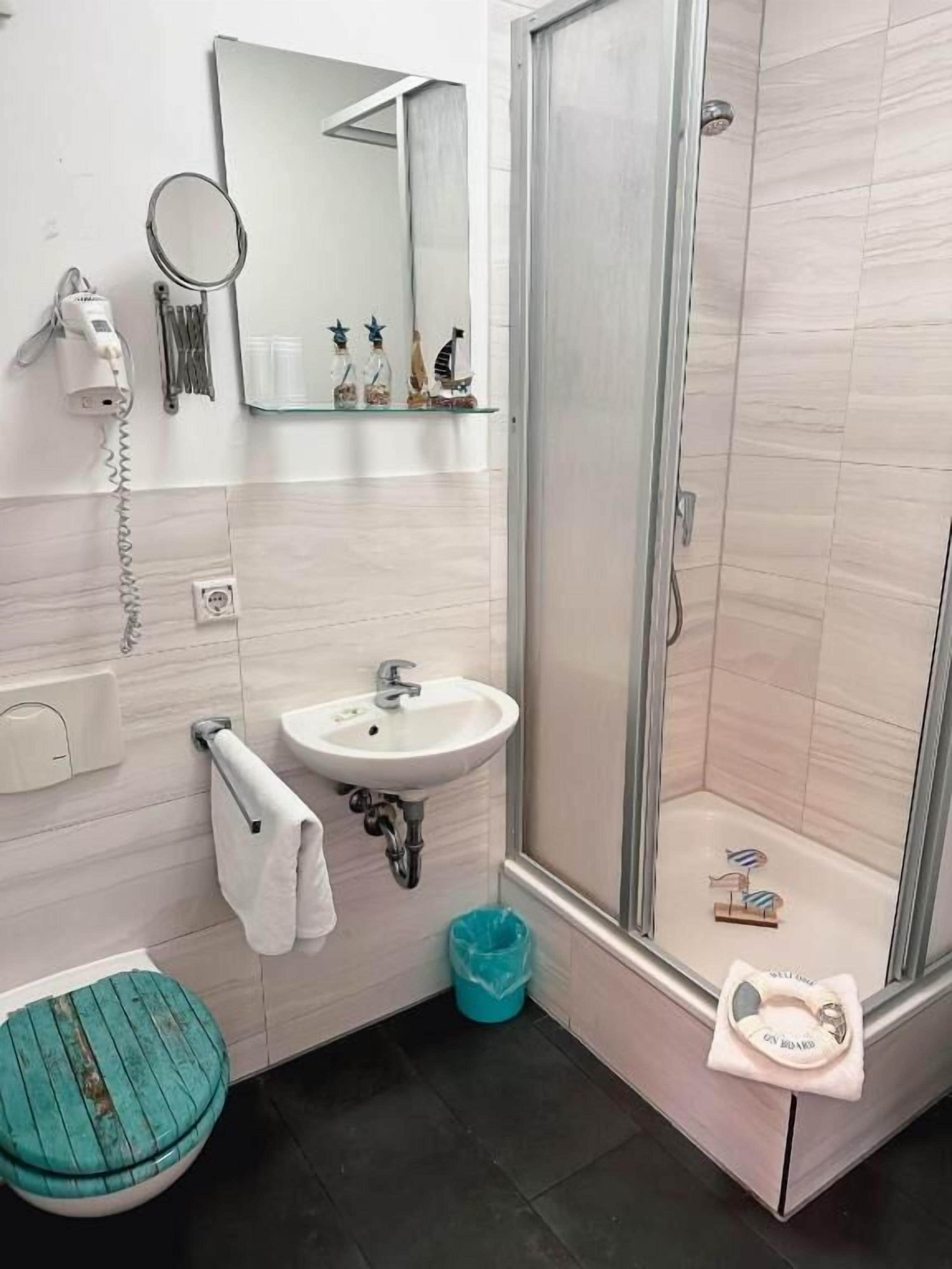 Shower, perlengkapan mandi gratis, pengering rambut, dan handuk