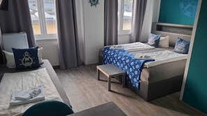 Habitació triple Comfort, vistes a la ciutat | Sala d'estar