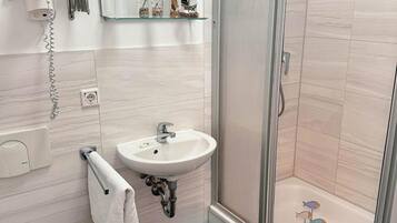 Økonomi-dobbeltrom, 1 dobbeltseng | Bad | Dusj, toalettartikler (inkludert), hårføner og håndklær