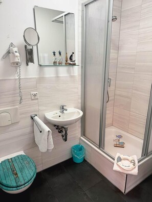 Habitació doble econòmica, 1 llit doble, vistes al pati | Bany | Dutxa, articles de tocador gratuïts, assecador de cabells i tovalloles 