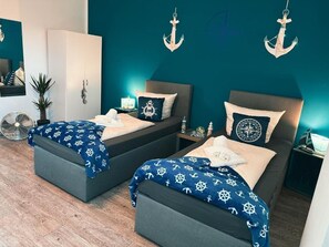 Habitació quàdruple Comfort, vistes al pati | Escriptori i wifi gratuïta 