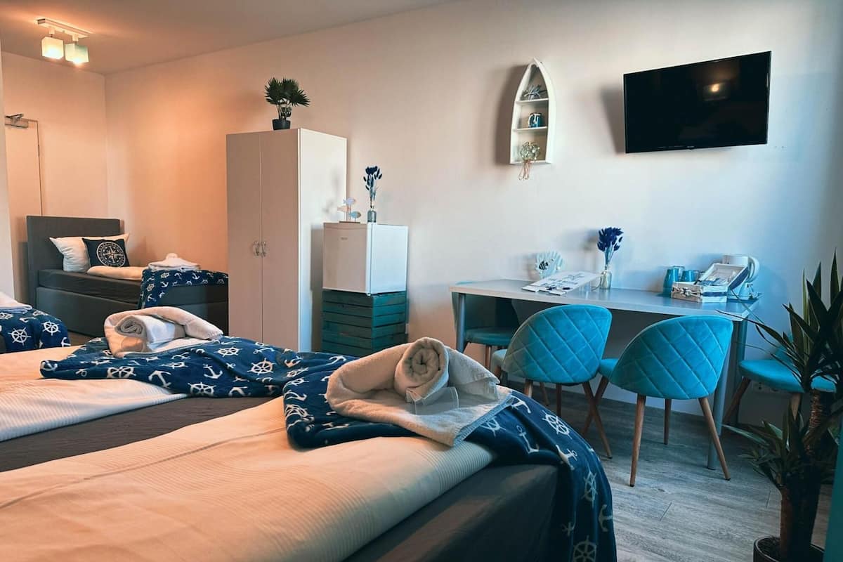 Tremannsrom – comfort, byutsikt | Skrivebord og wi-fi (inkludert)