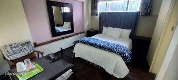 Habitación individual Confort, vistas al jardín | Espacio para trabajar con un portátil y cortinas opacas