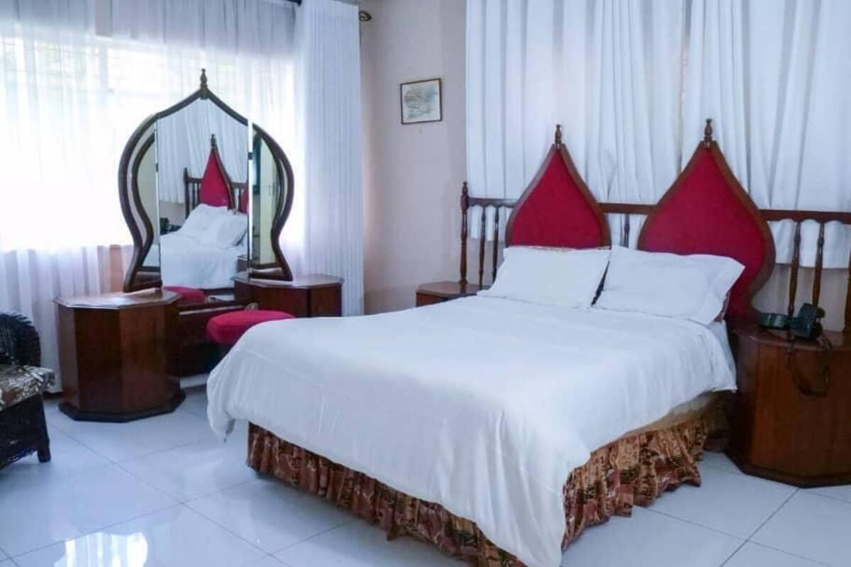 Espacio para trabajar con laptop y cortinas blackout