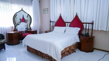 Habitación individual Confort, vistas al jardín | Espacio para trabajar con un portátil y cortinas opacas