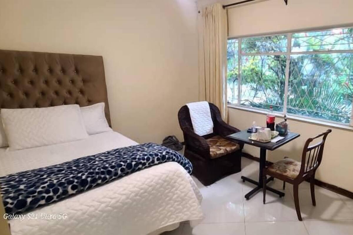 Espacio para trabajar con laptop y cortinas blackout