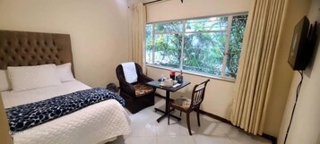 Habitación con 1 cama doble o 2 individuales | Espacio para trabajar con un portátil y cortinas opacas