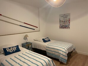 مكواة/لوح كي وخدمة الإنترنت وملاءات أسرّة