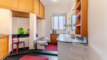 Shower, bidet, towels, shampoo