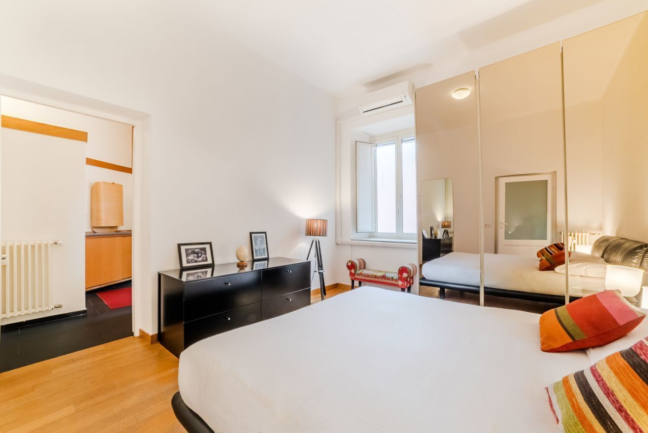 3 camere, una scrivania, ferro/asse da stiro