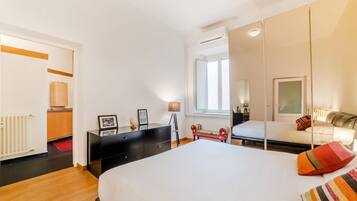 3 camere, una scrivania, ferro/asse da stiro