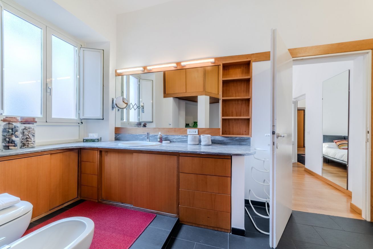 Douche, bidet, serviettes fournies, shampoing