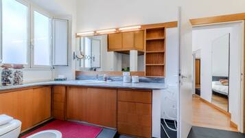 Douche, bidet, serviettes fournies, shampoing