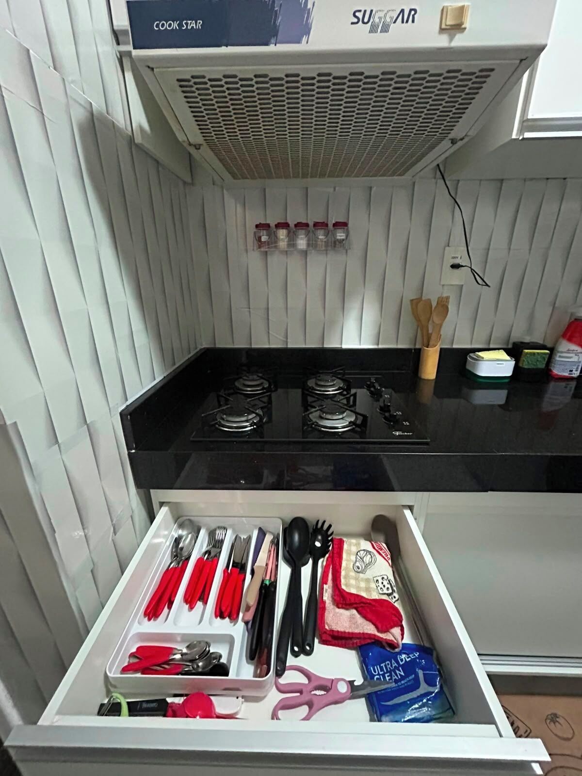 Een koelkast, een magnetron, een kookplaat, een broodrooster