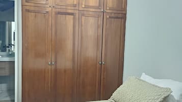 1 slaapkamer, een kluis op de kamer, een strijkplank/strijkijzer, wifi