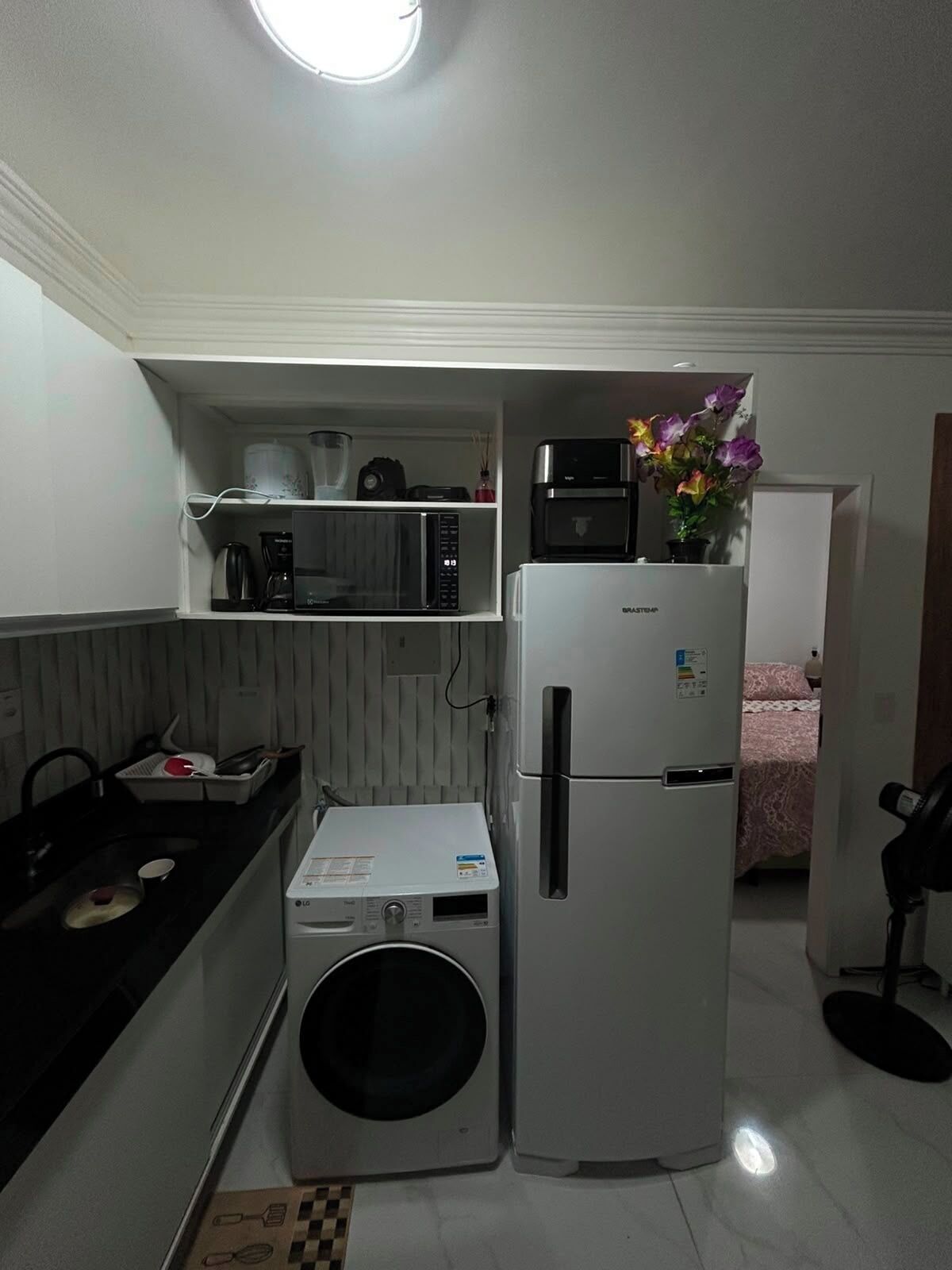 Geladeira, micro-ondas, cooktop, torradeira