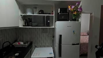 Geladeira, micro-ondas, cooktop, torradeira