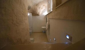 Habitación cuádruple | Baño | Amenidades de baño gratuitas, secadora de cabello, toallas, jabón 