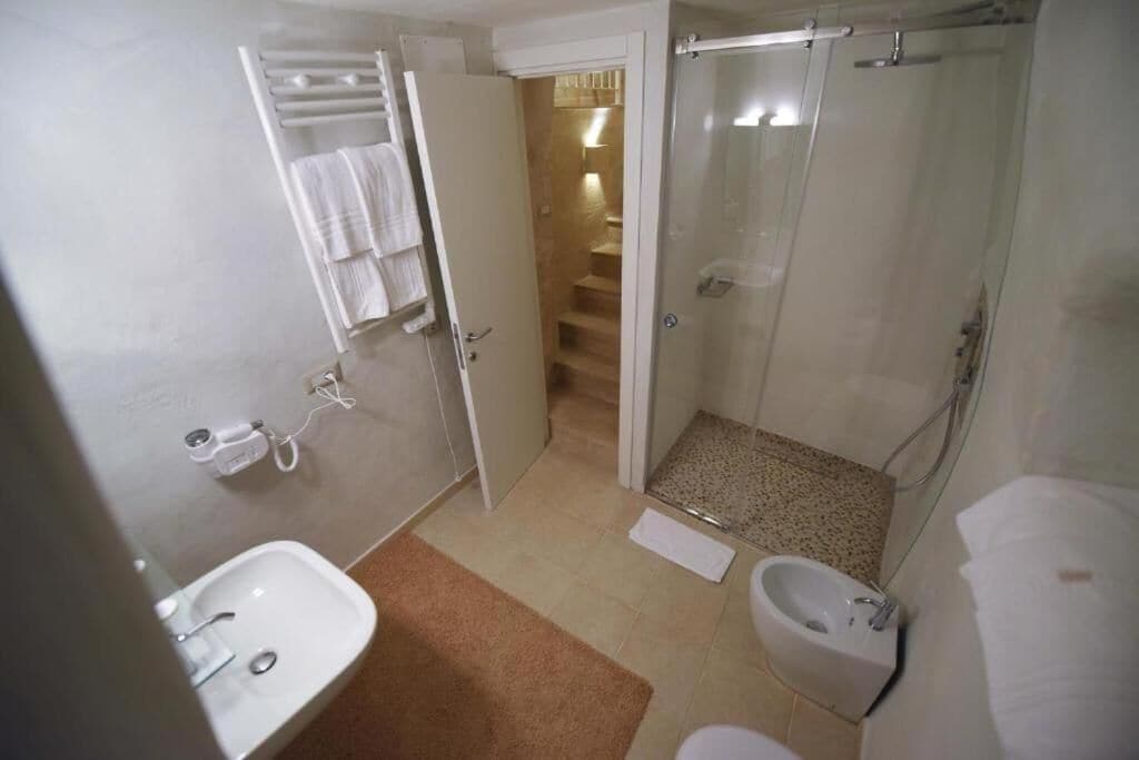 Kostenlose Toilettenartikel, Haartrockner, Handtücher, Seife