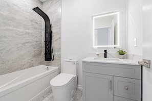 Hair dryer, towels, soap, toilet paper - Premium new-build 3 BD,3 bath Apartment (Toronto)