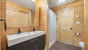 Douche, sĂšche-cheveux, serviettes fournies, savon