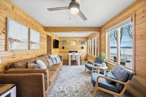 Living area - Charming 3-Bedroom Lakefront Cabin on Lake Lida by Maplewood State Park (Pelican Rapids)