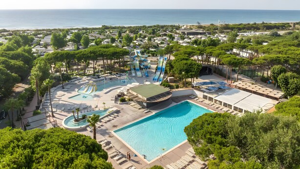 Ein Resort mit großem Schwimmbad, Wasserrutschen und Meerblick.