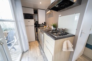 Een koelkast, een microgolfoven, een kookplaat, een vaatwasser