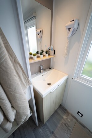 Shower, hair dryer - Mobile Home Camping Castellas 4 Stars in Sète (Sète)