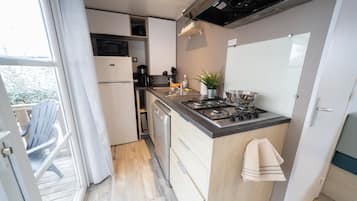 Kühlschrank, Mikrowelle, Herdplatte, Geschirrspüler