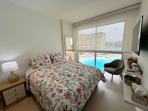 Planxa i posts de planxar, wifi i roba de llit