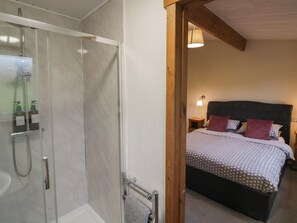 Une chambre à coucher avec un lit, des oreillers et une table de chevet.