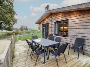 Outdoor dining - Oak Lodge (Rugeley)