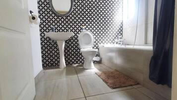 Serviettes fournies, savon, papier toilette
