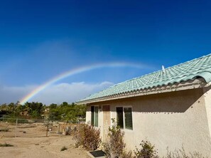 Exterior - Earthy Luxe Guesthouse-Fully Fenced- W/D in unit (Hesperia)
