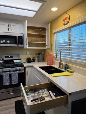 Fridge, microwave, oven, stovetop - Earthy Luxe Guesthouse-Fully Fenced- W/D in unit (Hesperia)