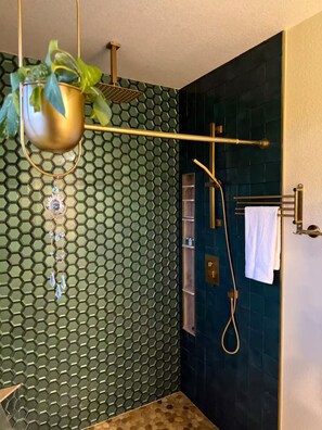 Shower, hair dryer, towels, soap - Earthy Luxe Guesthouse-Fully Fenced- W/D in unit (Hesperia)