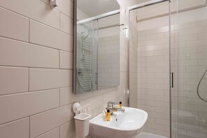 Shower, bidet, towels, shampoo